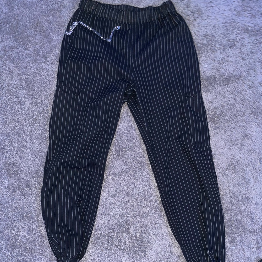 Black pants comes with chain and pockets on the side